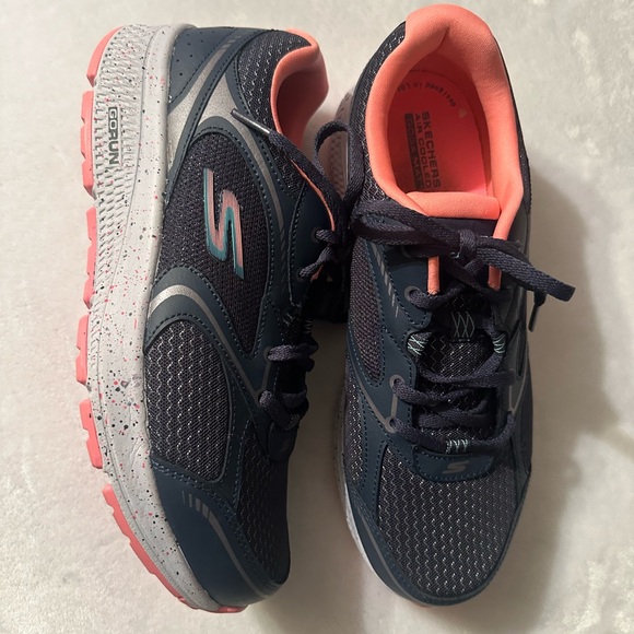Skechers size 8 women’s navy & pink athletic shoes. Air cooled goga mat. EUC - Picture 1 of 7